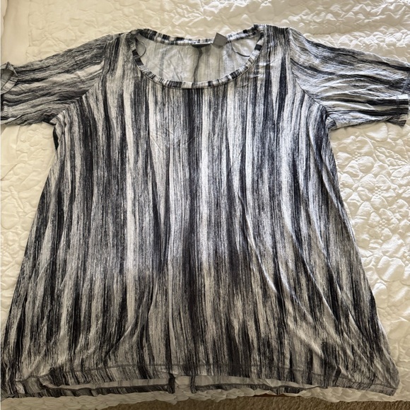 Kenar Monochrome Striped Short Sleeve Top - Picture 6 of 6